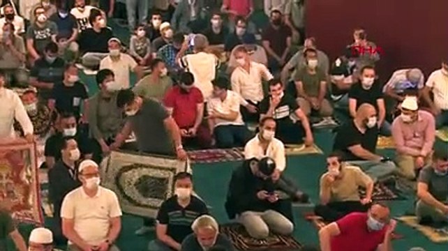 Ayasofya Camii'ne ziyaretçi akını gece de sürdü