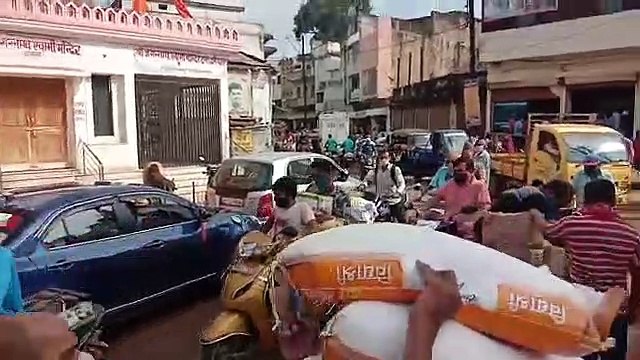 लॉकडाउन में छूट मिलते ही सड़कों पर उमड़ी लोगों की भीड़, सोशल डिस्‍टेंसिंग की उड़ी धज्जियां