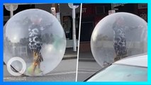 Unik! Pria gunakan gelembung raksasa untuk lindungi diri dari Coronavirus - TomoNews