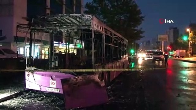 Şüpheli şahıs bir özel halk otobüsü, giyim kutusunu ve reklam panosunu ateşe verdi