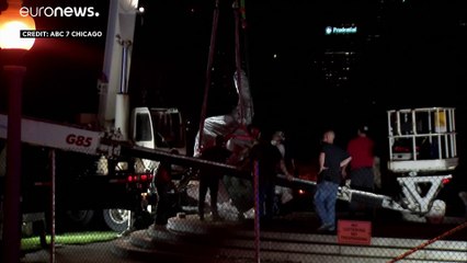 شاهد: إزالة تمثالين لكريستوفر كولومبس في شيكاغو الأمريكية