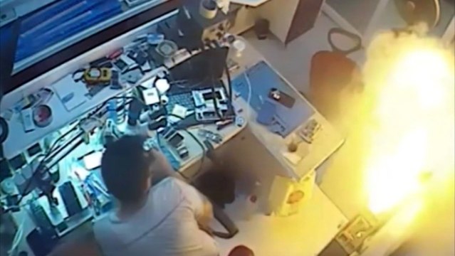 Cep telefonu bataryası bomba gibi patladı