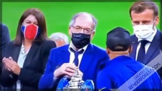 Kylian Mbappé évoque sa blessure avec Macron lors de remise du trophée - PSG Coupe de France contre Saint-Étienne (1-0) - #Macron : Qu'est-ce que t'as? #Mbappé : Ça a craqué un peu quand même... #PSGASSE #PSG #Perrin