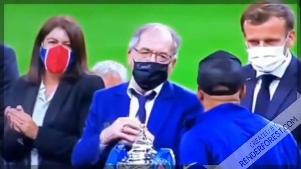 Kylian Mbappé évoque sa blessure avec Macron lors de remise du trophée - PSG Coupe de France contre Saint-Étienne (1-0) - #Macron : "Qu'est-ce que t'as?" #Mbappé : "Ça a craqué un peu quand même..." #PSGASSE #PSG #Perrin