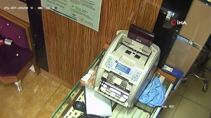 Kuyumcu hırsızı kamerada... Çaldığı 50 bin doları kemerine sıkıştırdı