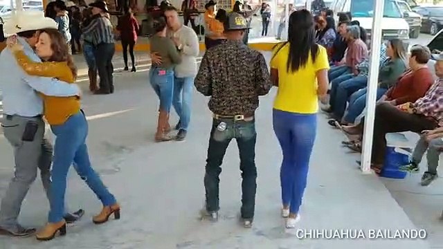 Cumbias en popurri con Los Dominguez