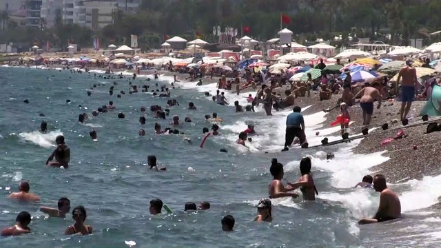 Sıcak havadan bunalanlar sahillerde serinlemeye çalıştı - ANTALYA