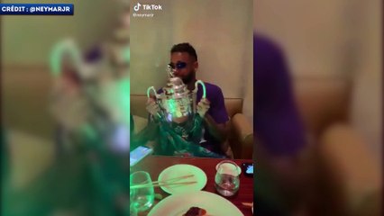 Neymar Jr célèbre la victoire en Coupe de France à sa manière