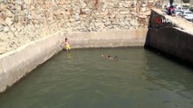 Köy çocukları havuza girerek serinledi