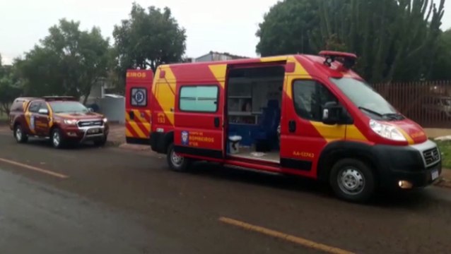 Socorristas e médico do Corpo de Bombeiros atendem homem no Bairro Santa Felicidade