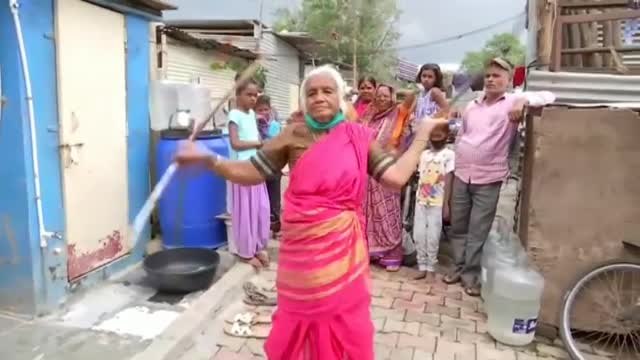 Una octogenaria india impresiona al mundo con sus acrobacias