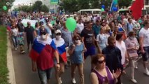شاهد: احتجاجات مناهضة لبوتين في أقصى الشرق الروسي بعد إقالة حاكم واتهامه بجرائم قتل قبل 15 عاما