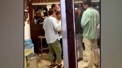 Juan Carlos Monedero es expulsado de un restaurante en Sanlúcar a gritos de "sinvergüenza"