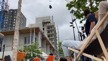 Un artiste joue du piano à la verticale 40 m au-dessus d’un chantier