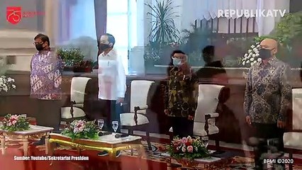 Pekerja menjemur kerupuk di sentra UKM binaan Koperasi Maju Lancar di Pekarungan, Serang, Banten.