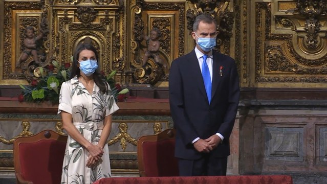 La Reina sorprende con un vestido de inspiración vegetal en Santiago