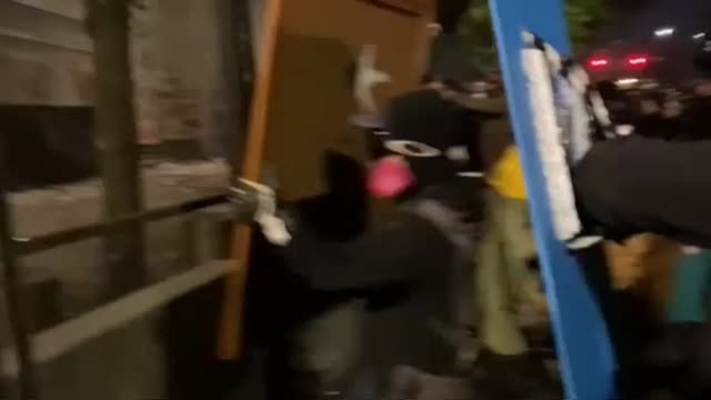 Crece la tensión en las protestas contra la violencia policial en Portland, Estados Unidos