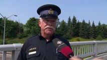 Quand un policier canadien en pleine interview stoppe 2 conducteurs sur le point d'en venir au mains