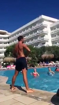 Ce prof de sport va vous faire aimer l'aquagym