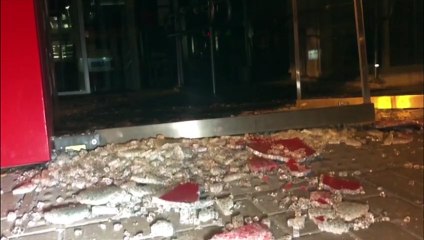 Porta de agência bancária é destruída durante briga e confusão na Av. Carlos Gomes