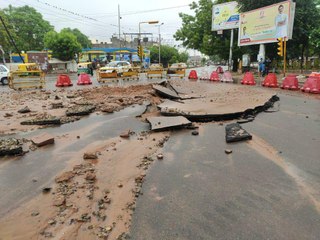 शटडाउन के बाद खोला पानी तो फट गई पाइप लाइन, 300 मीटर सडक़ भी धंस गई