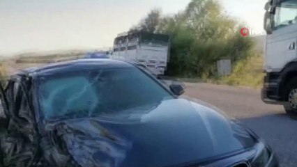 Otomobillerin hurdaya döndüğü kazada 2 kişi yaralandı