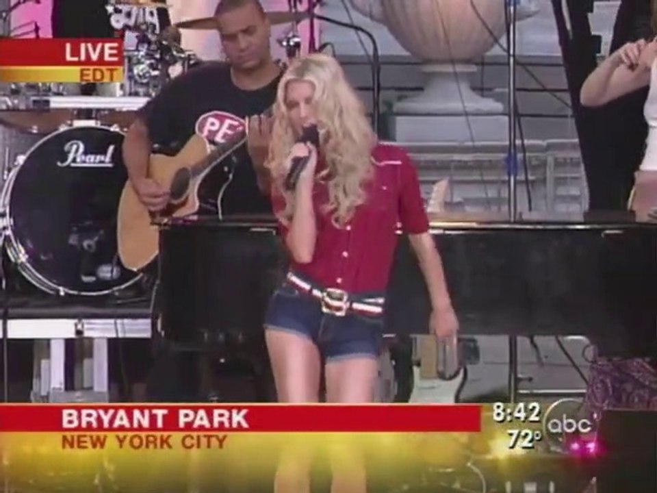 Jessica Simpson - These Boots Are Made For Walkin' (Live @ Good Morning America 2005) (2005/08/05) [HQ]