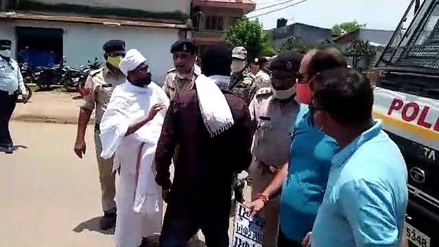 अंग्रेजी शराब दुकान हटाने की मांग को लेकर प्रदर्शन, झूमाझटकी के बाद 30 गिरफ्तार