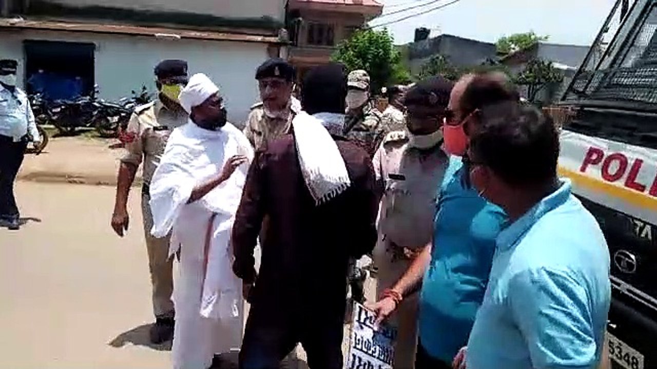 अंग्रेजी शराब दुकान हटाने की मांग को लेकर प्रदर्शन, झूमाझटकी के बाद 30 गिरफ्तार