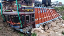 शाजापुर-मक्सी के बीच रोजवास टोल पर ट्रक पलटा