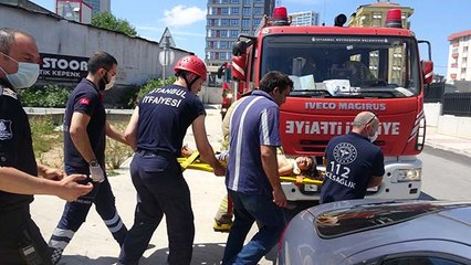 Küçük çocuğun saçları metro istasyonunda yürüyen merdivenlere sıkıştı