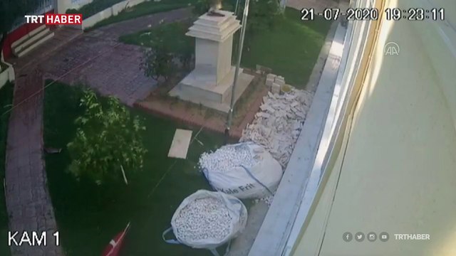 Yere düşen bayrağı göndere çeken duyarlı vatandaş kamerada