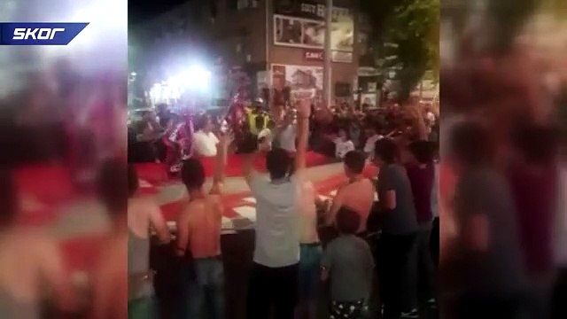 Trafik polisi taraftarlara 3’lü çektirdi