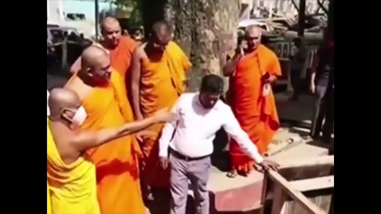 මරාට කඩේ ගිය රැකව ජිනරතන හිමි දායකයන් පන්සලෙන් පන්නා දමයි