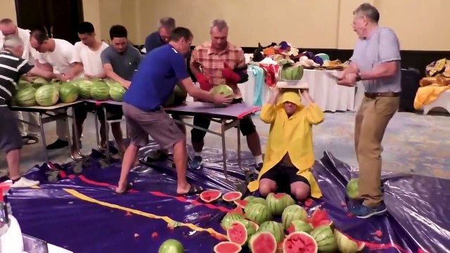 ماليزي يدخل غينيس للأرقام القياسية بسبب مافعله في البطيخ خلال دقيقة واحدة