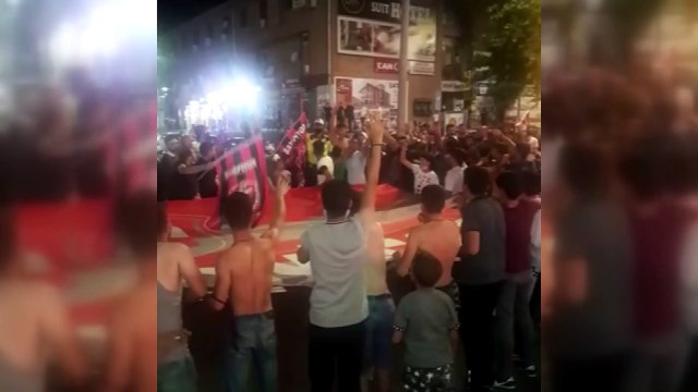 Trafik polisi taraftarlara 3’lü çektirdi