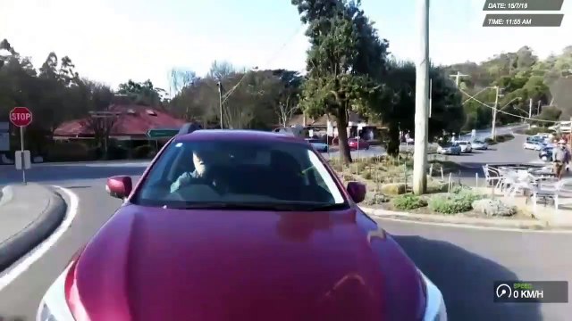 Un conducteur agressif veut rouler sur un cycliste qui lui a coupé la route