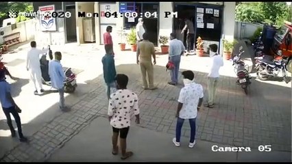 أغرب تصرف من إمرأة حاصرت الثعابين السامة مكتبها