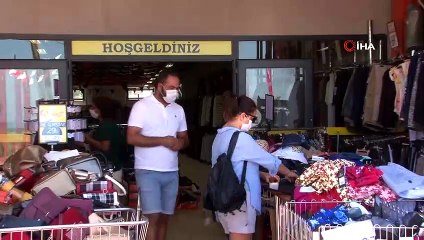 Karasu sahilinde kurulan indirim mağazasında yoğunluk