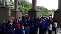 Najib greets supporters at KL High Court