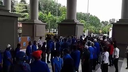 Video herunterladen: Najib greets supporters at KL High Court