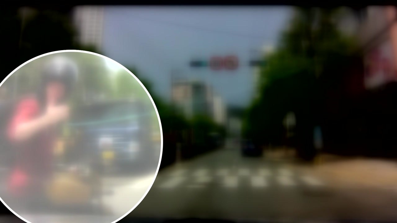 [단독] 오토바이 탄 외국인, 택시기사 폭행 후 도주 / YTN