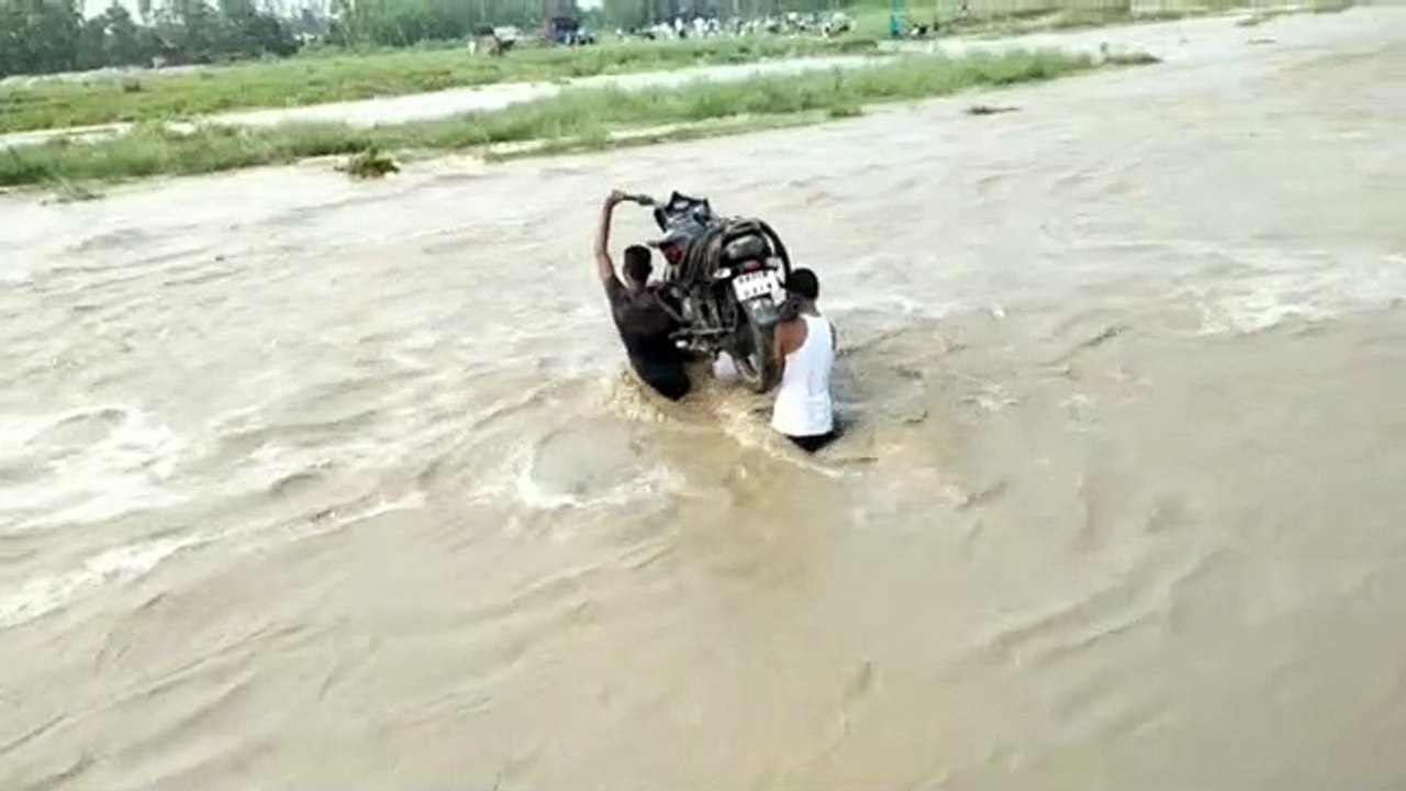 शिवालिक पहाड़ियों व मैदानी क्षेत्र में हुई बारिश के बाद घाड़ क्षेत्र की नदियां उफान पर