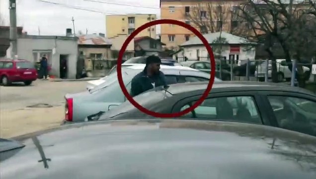 IMAGINI ȘOCANTE UN BĂRBAT DIN BOLINTIN ESTE LOVIT CU TOPORUL DE MAI MULTE ORI DE UN AGRESOR