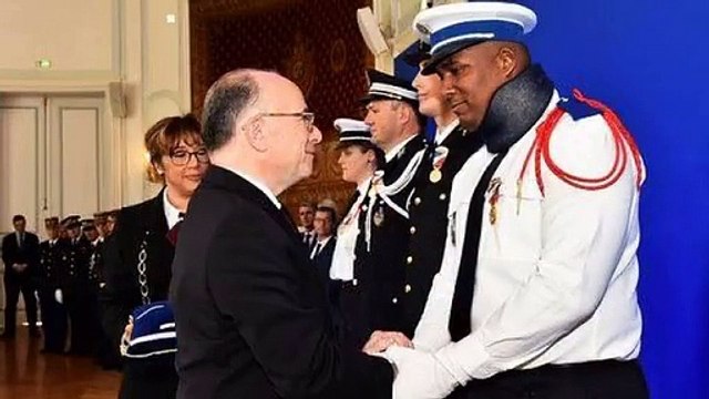 [ACTUALITÉ] LE POLICIER DE LA VOITURE INCENDIÉE A ÉTÉ DÉCORÉ PAR BERNARD CAZENEUVEPour lire l'article : negronews.fr/2016/05/21/actualite-le-policier-de-la-voiture-incendiee-a-ete-decore-par-bernard-cazeneuve/