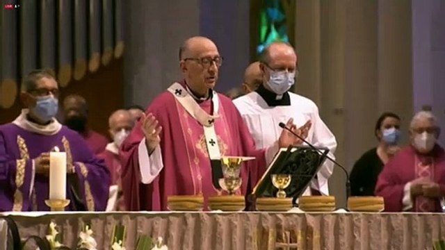 La misa por los difuntos por COVID reúne varias docenas personas en Barcelona