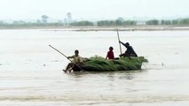 बाराबंकी: बाढ़ से पीड़ित लोग जानवरों के लिए नाव से चारा लाने को मजबूर