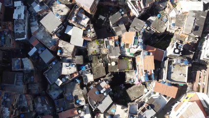 سكان العشوائيات بالبرازيل.. معاناة بعضها فوق بعض بسبب كورونا