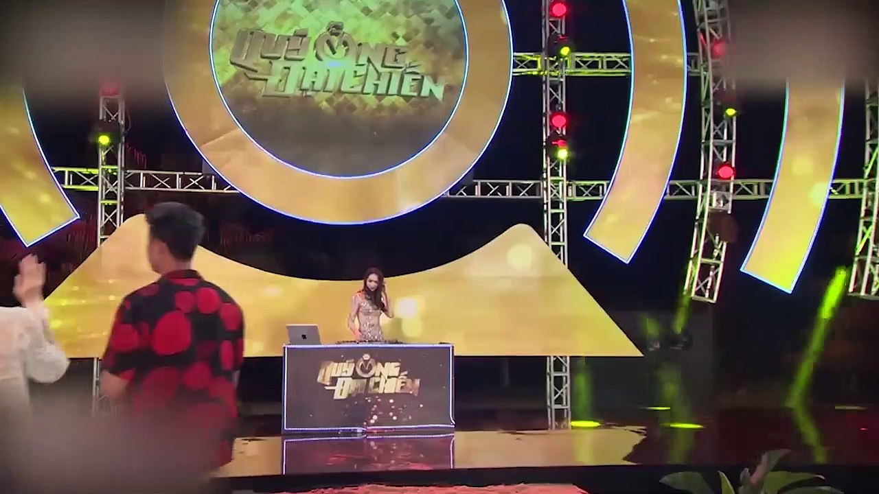 Hương Giang quẫy hết mình