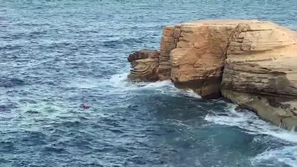 Helicóptero de Salvamento rescata a una persona encaramada a una roca